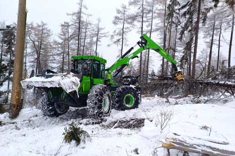 EQUUS 175N UN pri práci v zime ČR